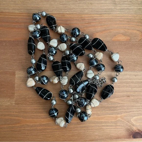 Vintage silver strand cage wired glass pearls, ceramic and acrylic necklace - Picture 7 of 8